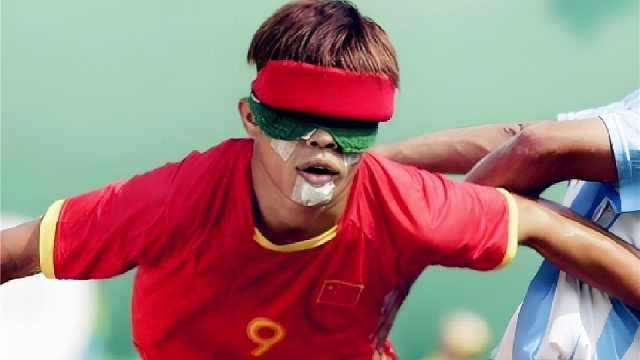 用“心”踢球！中国盲足1V3神级一条龙，盘带技术出神入化
