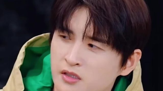 陈楚生与张远互相给对方取滑稽外号，王栎鑫见状，忍不住捧腹大笑