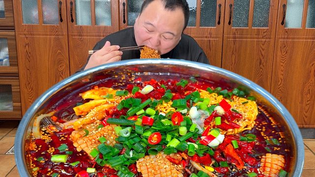 一口被辣懵了！今天的冒菜简直就是史诗级的爆辣，让我欲罢不能