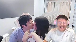 【Uzi】給神超送藏寶圖，超哥兩夫妻當(dāng)場親嘴撒狗糧！烏茲傻了：這不是在獎(jiǎng)勵(lì)超哥？