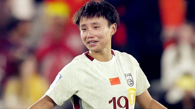 头名出线！中国女足赛后：张琳艳红了眼眶，王霜与队友相拥