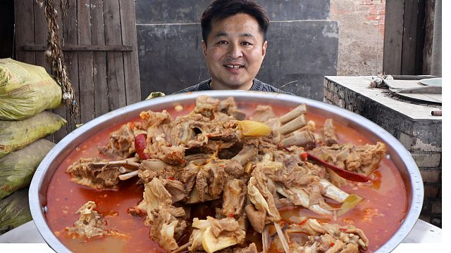 两根羊蝎子，两扇羊排，做个红焖羊蝎子羊排，鲜嫩无比，真满足