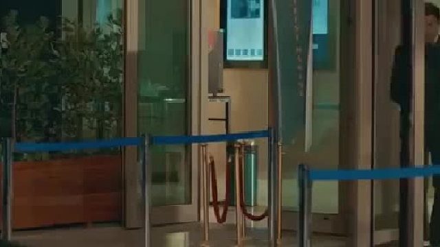 一见钟情？他对她产生了莫名的情愫了，爱情在这瞬间萌芽了