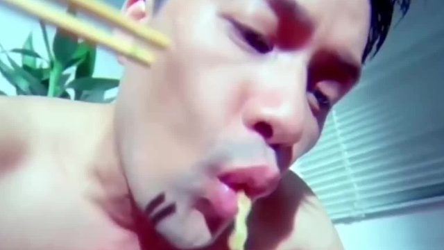 你罩是黑色的 内裤是蓝色的