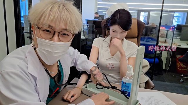 志龙做节目帮小雪检查身体，小雪一不小心米格都差点掉出来了