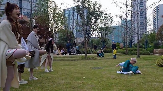 还得是嘉欣，志龙在她脚底下都扛不住