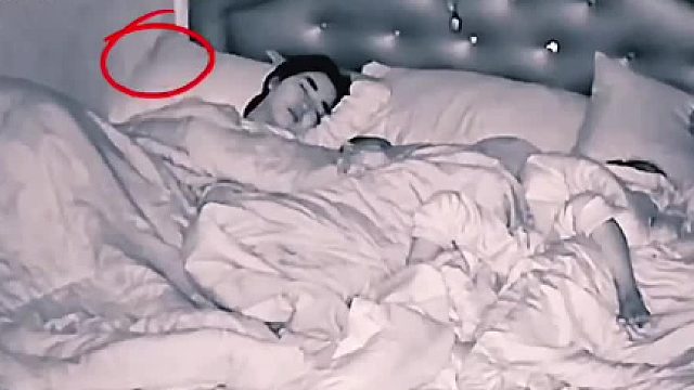 监控拍下令人惊悚的一幕