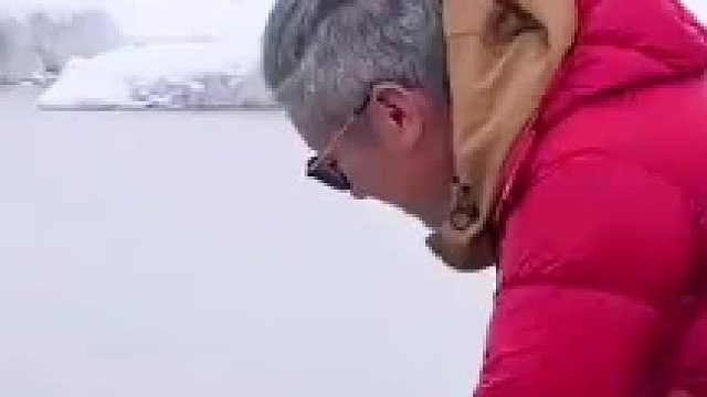 冰面之下藏神秘，大叔一探究竟有点措手不及