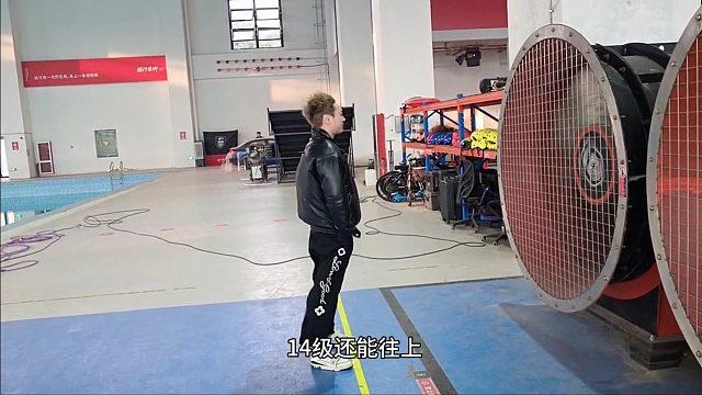 小酷用吨位硬扛十四级台风，弹幕：以后谁喊我减肥我就锤他！