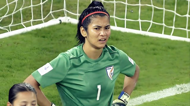 搞笑丢球！印度女足门将帮倒忙：扑点猜对方向反而坑了自己