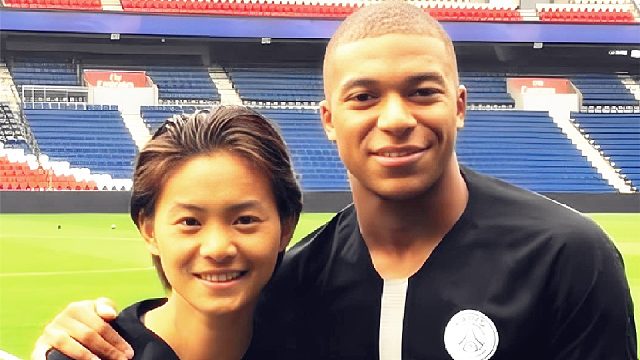 女足留洋巅峰！王霜巴黎时期3粒神仙球，姆巴佩在看台赞叹