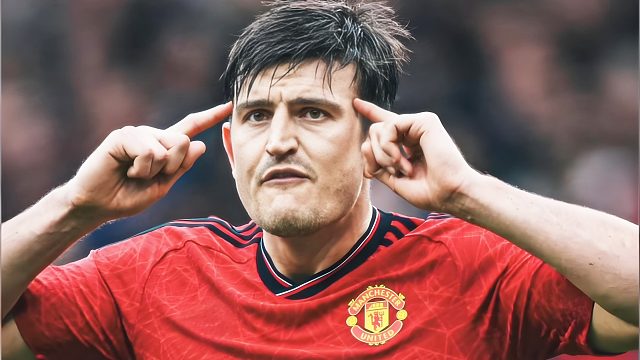 马奎尔名场面：禁区踩踏逃红点套餐！曼联铁卫是否故意？