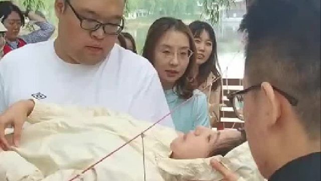 电力公司的团建活动，按规矩得八人抬，触线就输了！