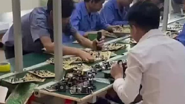 流水线员工打螺丝打得冒烟了，气得揍了前面贴标签的人，只顾自己 不顾别人