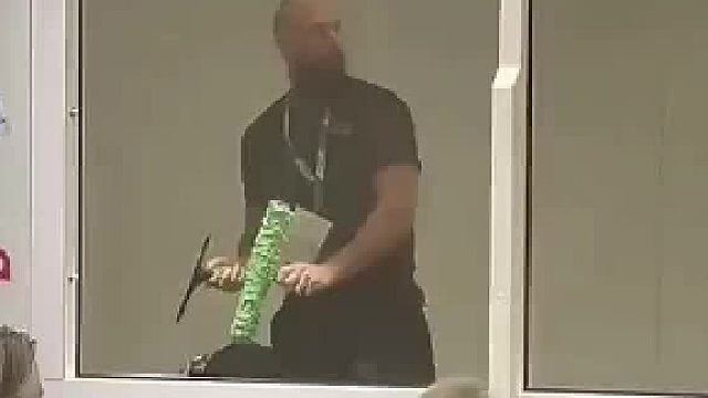 男子面试擦玻璃工作，现场展示他的擦玻璃技术