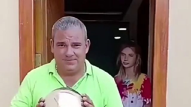 女儿一眼看穿 父亲演技碎成冰