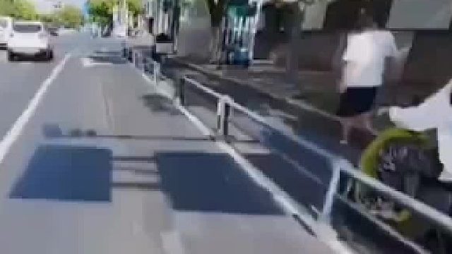 女孩突然撞倒护栏，骑摩托车男子被护栏绊倒。事故千千万，注意小心行驶不能忘。