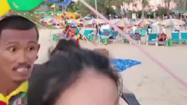 女子去泰国旅游体验滑翔伞，脸上的表情从最开始的开心到逐渐无语