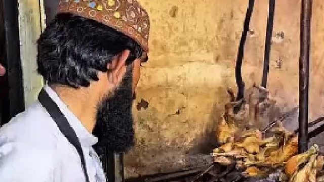 网友晒出老外的烤鸡外卖店，鸡新鲜出炉后用报纸打包，网友：新不新鲜就看报纸出版日期