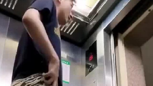 小伙在电梯里逗娃，伸手逗了半天，竟抓着孩子妈妈的手
