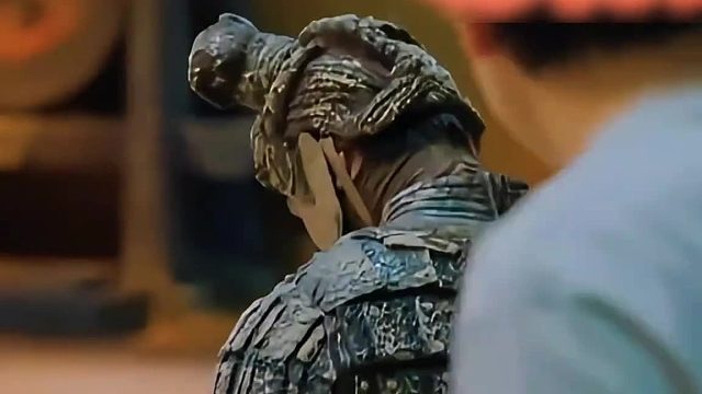 张远一眼认出假扮兵马俑的陆虎哈哈哈哈