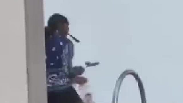 完蛋了！老黑帮徒手偷小学生粉红自行车 完蛋.