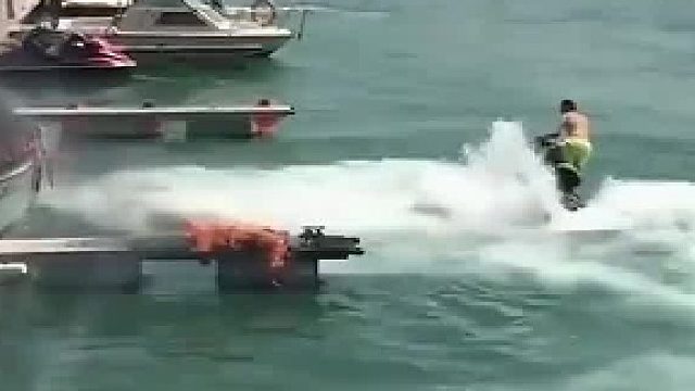 急中生智的小哥，为消防员节省了不少时间