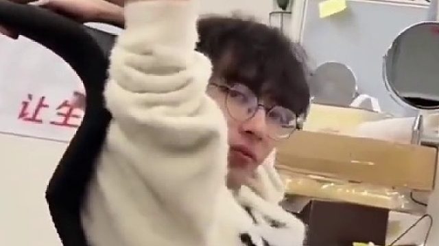 女子上班和同事吐槽想嫁人，同事热情介绍爷字辈富豪