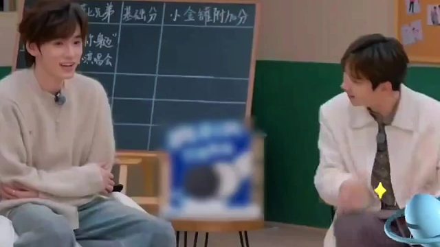 汪苏泷笑道：太无趣，逗逗宋亚轩解解闷！宋亚轩一脸茫然：逗我干啥