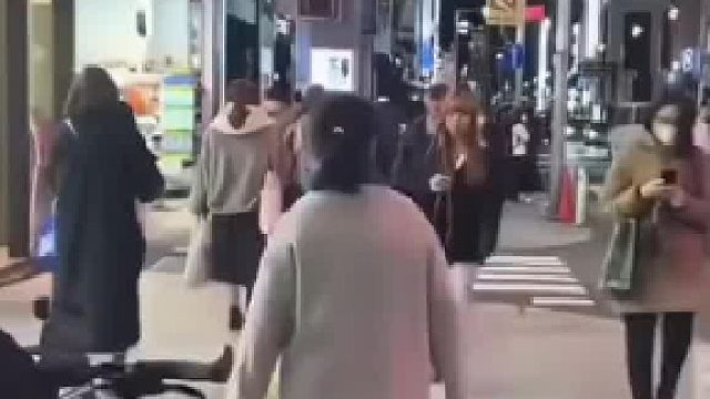 日本女子故意撞路人，直击“撞人族”，换在国内打到她妈都认不出