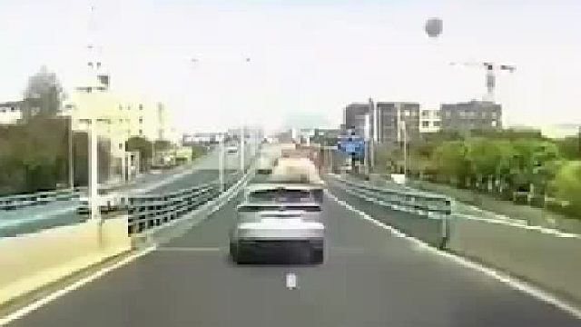 提醒广大车主以后买车，刹车灯一定要看下大小