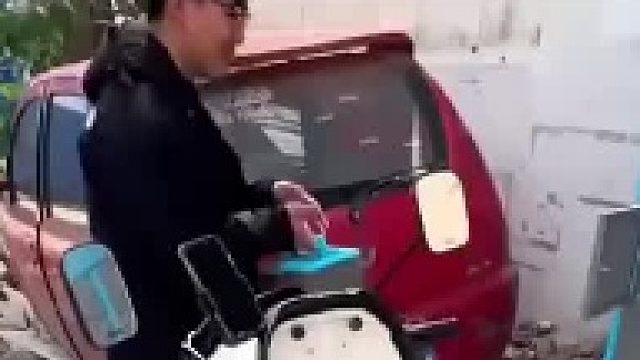 外卖员更换共享电池，一不小心又把门给关上了