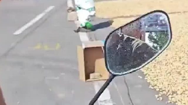 无人车“大战”晒花生阿姨，无人机：喂我花生为我发声…