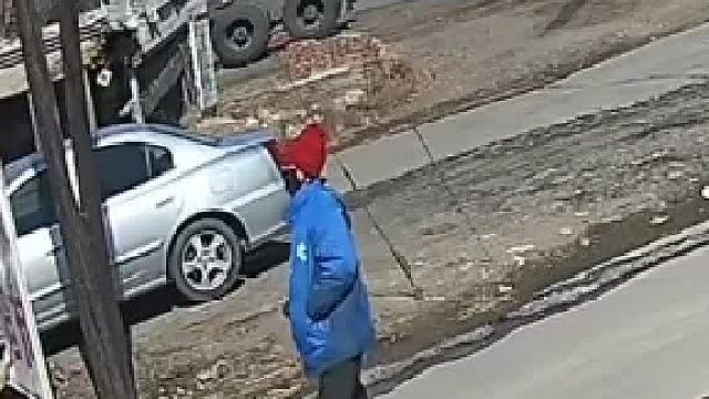 无人快递车在路上急停，后车反应不及直直撞上