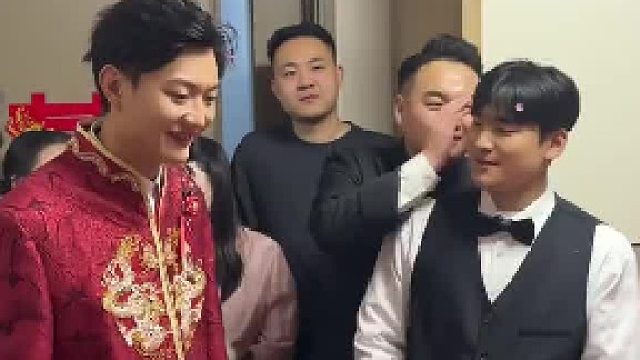 新郎接亲时玩小游戏，主持人给伴郎出主意轻松完成