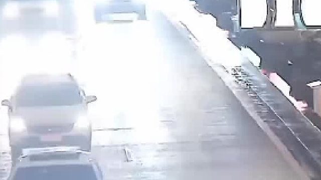 一车逆行“害”四车追尾，吓得倒退赶紧溜。