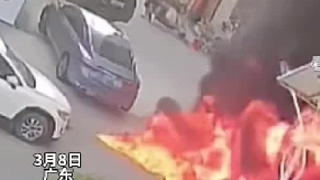 这波操作看懵了，车前起火不倒车，执着掉头导致火烧车，