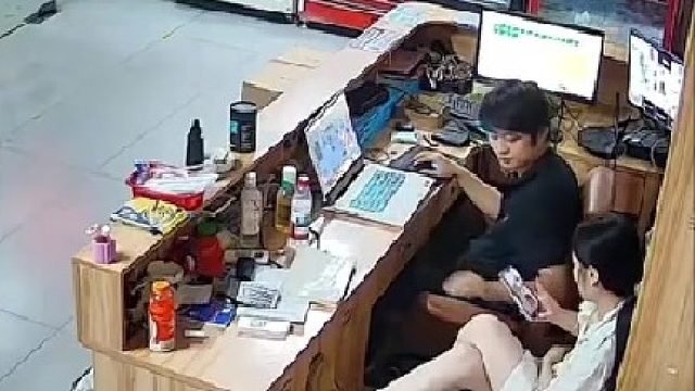 在外面上班少看点家里的监控
