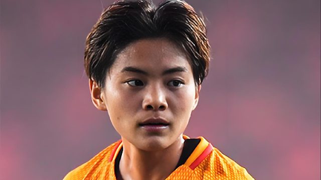 后卫蒙圈了！王霜2次梦幻转身爆射，女足主帅鼓掌点赞