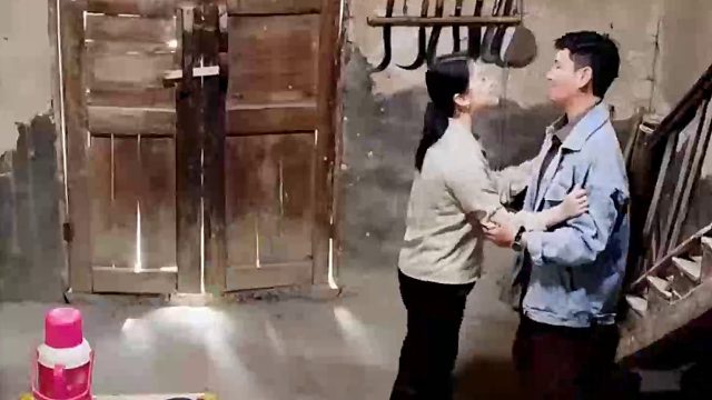 这女的也是饥渴成灾了