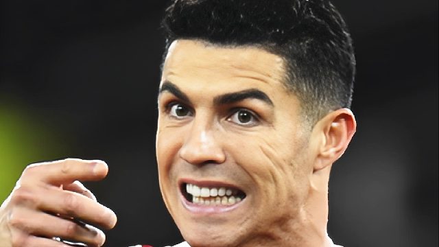 气坏了！C罗名场面：禁区摔倒伸手要点，找主裁理论被拒