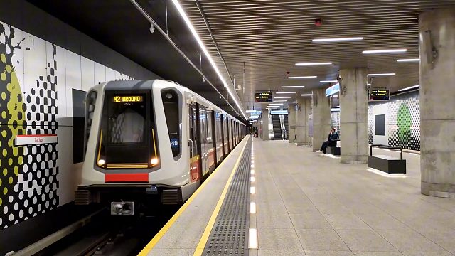 战火中重生的世遗之城 波兰华沙地铁M1和M2线