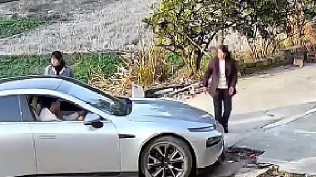不用看，女司机的正常操作。