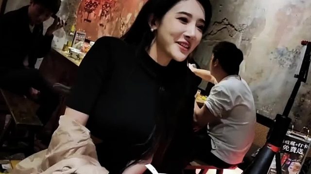 当豚豚脱掉外套后，秀出的完美身材，让沫子当场眼红了