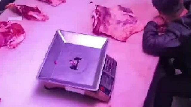 顾客来摊位拿货不吱声，直接用摊上的杀猪刀把老板戳醒！网友：切肉刀一般很锋利，他还用捅的
