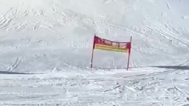 滑雪高手摔倒瞬间被冲过来的选手完美救场