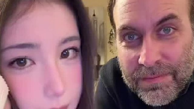 混血女儿跟老爸拍视频，没想到爸爸的回答太幽默了，网友：笑不活了，直接给爸爸一个肘击