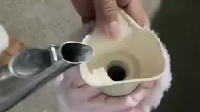 女生给热水袋灌水，向大家伙讲述千万别灌开水，网友：都是教训啊