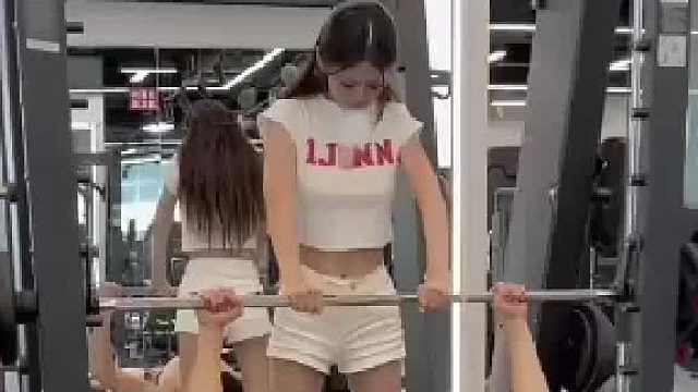 女生跟喜欢的男生健身，不料发生这种意外，实在是没脸见人了