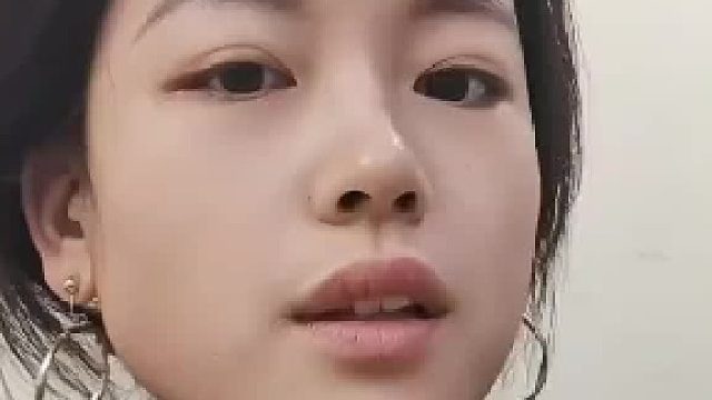 女子长了一张“方圆脸”，离得近显小 离得远却显大，网友：所以你更适合自拍